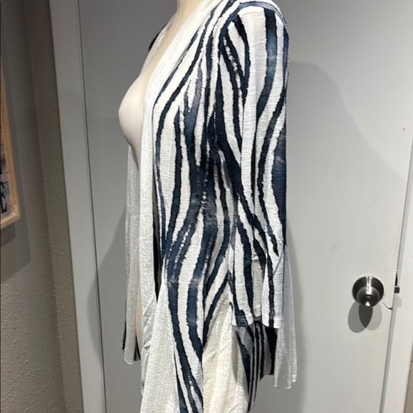 Elegant Zebra Print Blouse - Picture 3 of 12